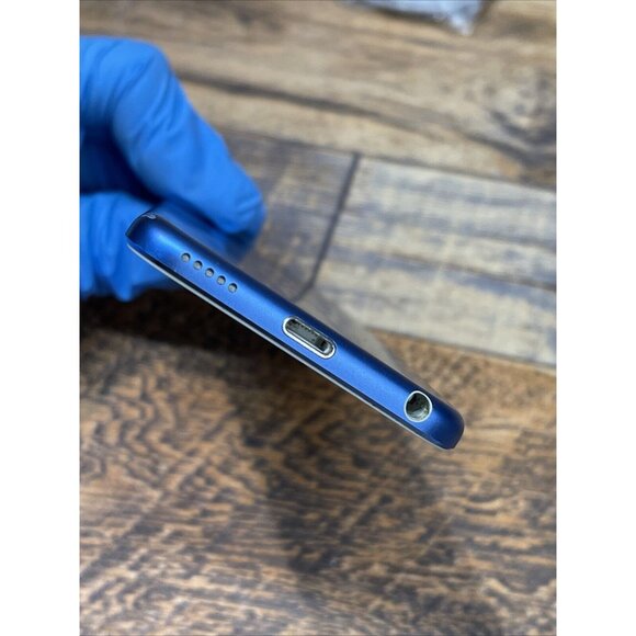Apple iPod Touch 6th Generation Blue 32 GB Model:A1574 W/  Cable & Adapter - Picture 6 of 7